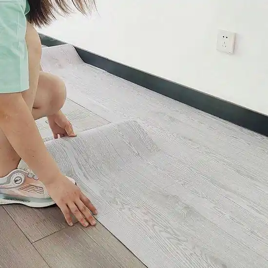 Samolepicí fólie na podlahu 200x60 cm - šedé dřevo Hit Sezóny