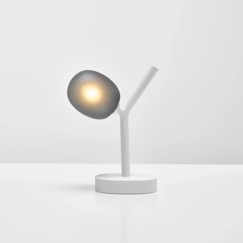 Brokis Ivy table battery, stolní lampička z foukaného skla s baterií, šedé kouřové sklo/bílá, 1x1,2W LED G4, výška 28,3cm Dokud Zásoby Vydrží